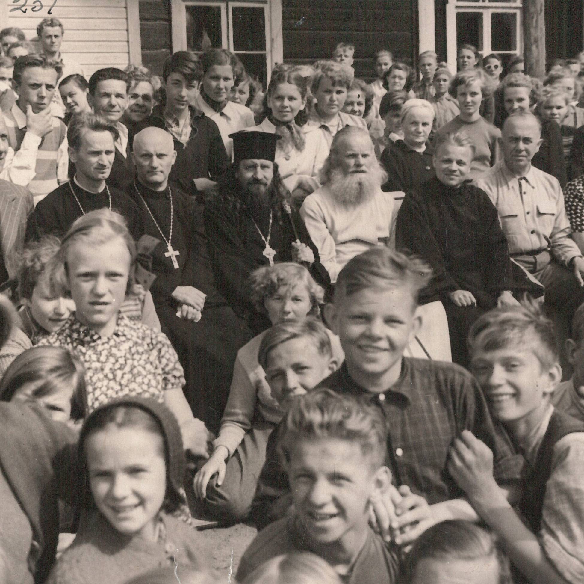 porukkaa ja pappeja (2).jpg